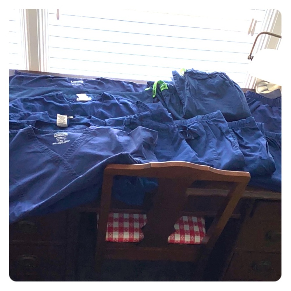 Navy scrubs lot, 7 tops and 7 bottoms.